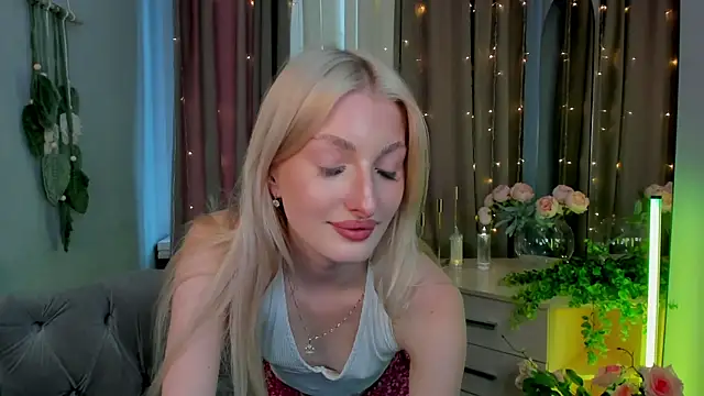Snapshot of Sarrah_blush chatting on 09.15.25 Sarrah blush online show from 09.15.25