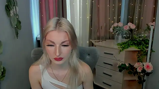 Snapshot of Sarrah_blush chatting on 09.17.25 Sarrah blush online show from 09.17.25