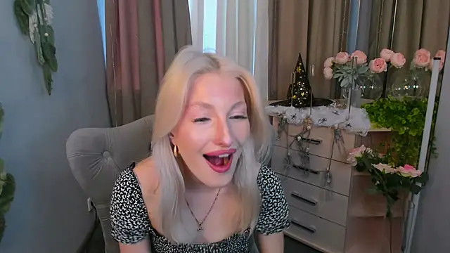 Snapshot of Sarrah_blush chatting on 10.21.25 Sarrah blush online show from 10.21.25