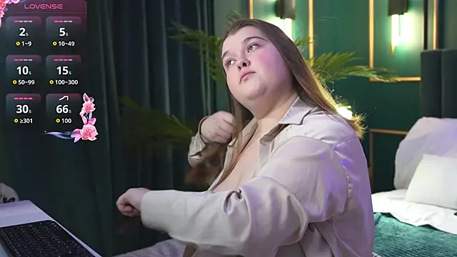 Snapshot of Mia_Ray chatting on 11.28.25 Mia Ray online show from 11.28.25