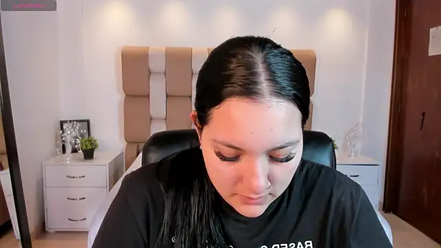 sofiacaramel online show from 12.18.25