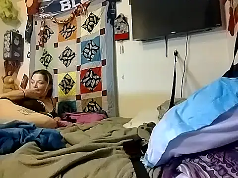 SnowBunny1224 online show from 09.29.25