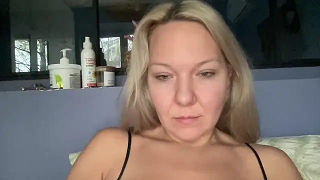 Snapshot of Leonora75 chatting on 10.19.25 Leonora75 online show from 10.19.25