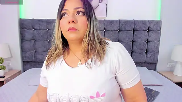 Snapshot of isabella_horney_ chatting on 09.26.25 isabella horney online show from 09.26.25