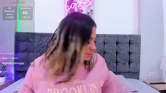 Snapshot of isabella_horney_ chatting on 10.05.25 isabella horney online show from 10.05.25