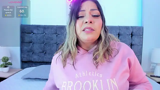 Snapshot of isabella_horney_ chatting on 10.13.25 isabella horney online show from 10.13.25