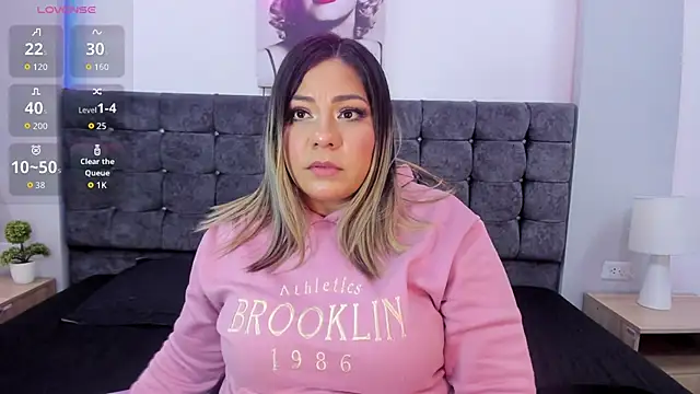 Snapshot of isabella_horney_ chatting on 10.18.25 isabella horney online show from 10.18.25