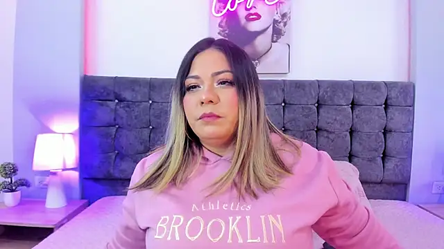 Snapshot of isabella_horney_ chatting on 10.25.25 isabella horney online show from 10.25.25