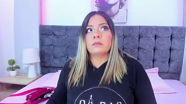 Snapshot of isabella_horney_ chatting on 10.30.25 isabella horney online show from 10.30.25