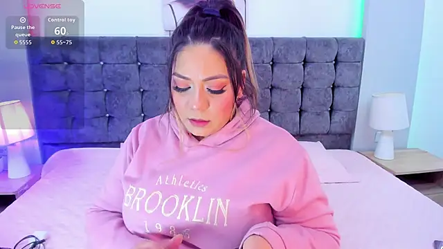 Snapshot of isabella_horney_ chatting on 11.16.25 isabella horney online show from 11.16.25