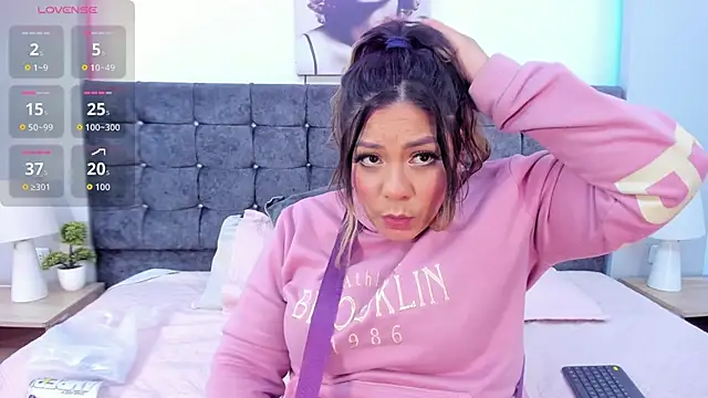 Snapshot of isabella_horney_ chatting on 11.21.25 isabella horney online show from 11.21.25