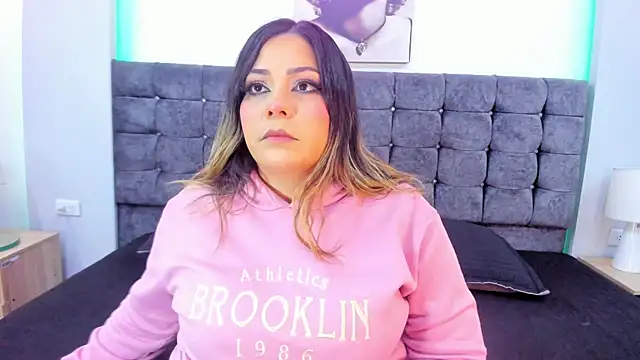 Snapshot of isabella_horney_ chatting on 12.16.25 isabella horney online show from 12.16.25