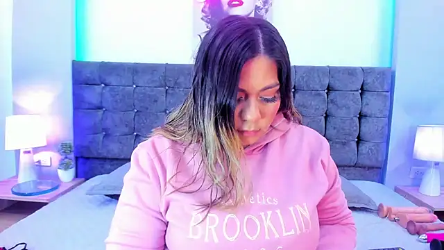 Snapshot of isabella_horney_ chatting on 12.17.25 isabella horney online show from 12.17.25