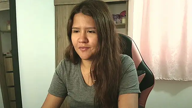 Oliviawatson1 online show from 10.13.25