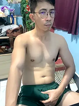 Snapshot of ieat_monsters chatting on 12.18.25 ieat monsters online show from 12.18.25