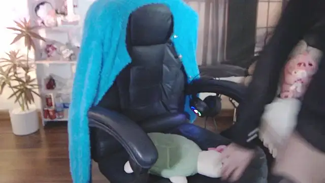 Snapshot of Suzie_Wet_Cave chatting on 10.24.25 Suzie Wet Cave online show from 10.24.25