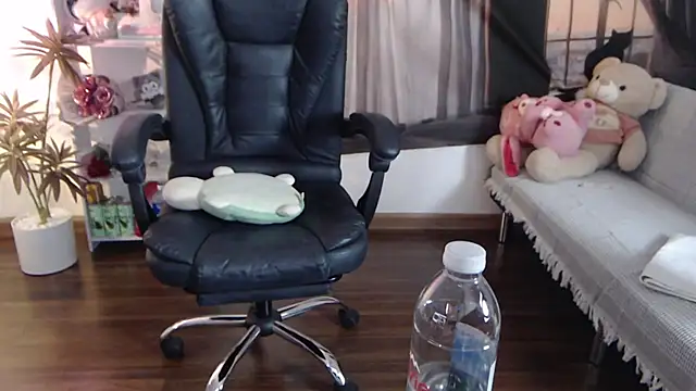 Snapshot of Suzie_Wet_Cave chatting on 10.27.25 Suzie Wet Cave online show from 10.27.25