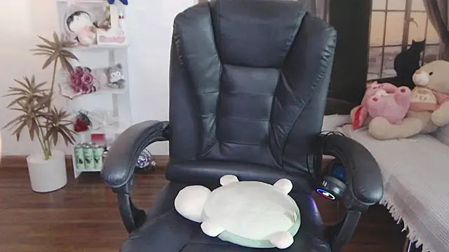 Snapshot of Suzie_Wet_Cave chatting on 10.28.25 Suzie Wet Cave online show from 10.28.25