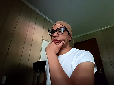 Snapshot of NaturalBeautyQueen chatting on 09.20.25 NaturalBeautyQueen online show from 09.20.25