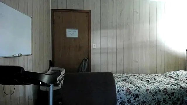 Snapshot of NaturalBeautyQueen chatting on 09.28.25 NaturalBeautyQueen online show from 09.28.25