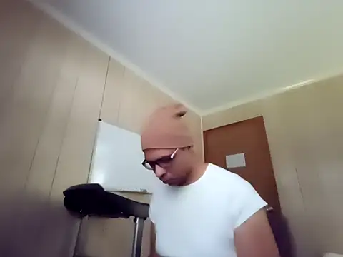 Snapshot of NaturalBeautyQueen chatting on 09.30.25 NaturalBeautyQueen online show from 09.30.25