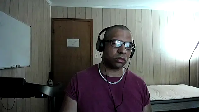 Snapshot of NaturalBeautyQueen chatting on 10.03.25 NaturalBeautyQueen online show from 10.03.25