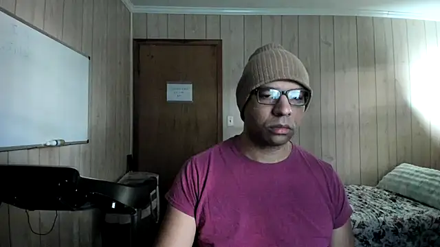 Snapshot of NaturalBeautyQueen chatting on 10.10.25 NaturalBeautyQueen online show from 10.10.25