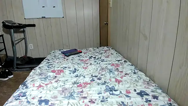 Snapshot of NaturalBeautyQueen chatting on 12.15.25 NaturalBeautyQueen online show from 12.15.25