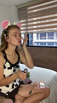 Snapshot of andyzuzka chatting on 10.31.25 andyzuzka online show from 10.31.25