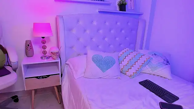 Snapshot of AmeliaRossi_ chatting on 11.08.25 AmeliaRossi online show from 11.08.25