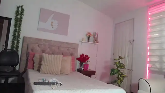 Snapshot of Noapino chatting on 07.22.26 Noapino online show from 07.22.26