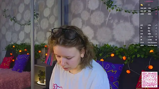 EmiliSaren online show from 09.30.25