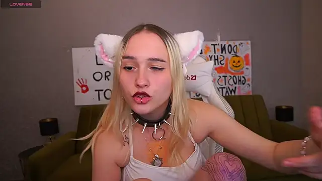 LilElfie online show from 10.31.25