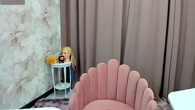 cute luucy online show from 10.15.25