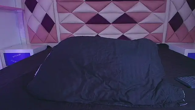 Snapshot of valecastro_ chatting on 09.18.25 valecastro  online show from 09.18.25