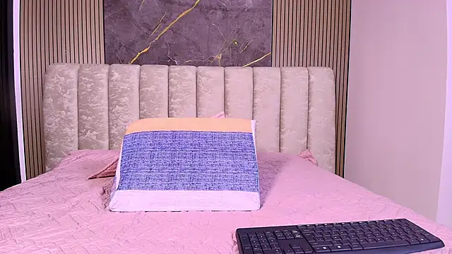 valecastro  online show from 12.02.25