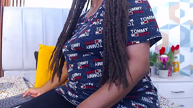 Snapshot of AmbarSmit chatting on 07.18.26 AmbarSmit online show from 07.18.26