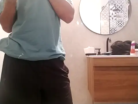 Snapshot of nazz01 chatting on 12.16.25 nazz01 online show from 12.16.25