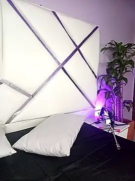 Dulce Pettit online show from 10.18.25