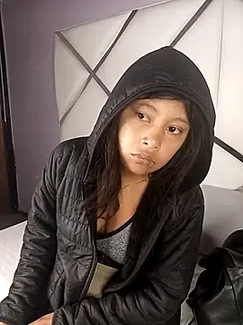 Dulce Pettit online show from 12.03.25