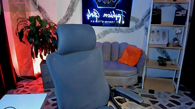 Snapshot of Maxxxine1 chatting on 12.22.25 Maxxxine1 online show from 12.22.25