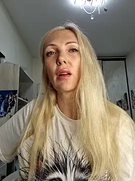 Snapshot of Monna chatting on 04.23.26 Monna online show from 04.23.26