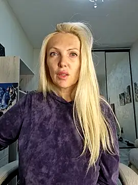 Snapshot of Monna chatting on 05.03.26 Monna online show from 05.03.26