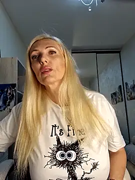 Snapshot of Monna chatting on 05.19.26 Monna online show from 05.19.26