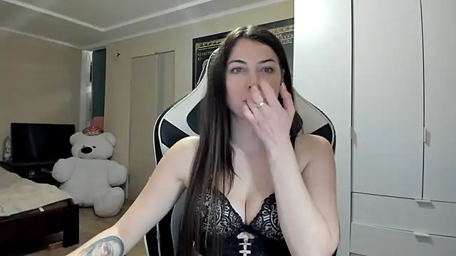 Snapshot of EmiLovsi chatting on 10.27.25 EmiLovsi online show from 10.27.25