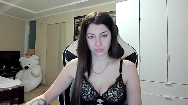 Snapshot of EmiLovsi chatting on 12.14.25 EmiLovsi online show from 12.14.25