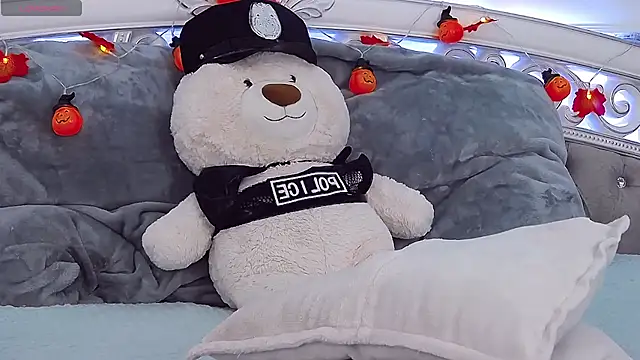 Snapshot of EvaMenders chatting on 10.25.25 EvaMenders online show from 10.25.25