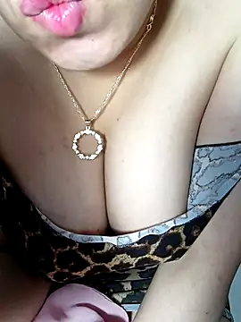 Snapshot of Queen-15 chatting on 11.15.25 Queen-15 online show from 11.15.25