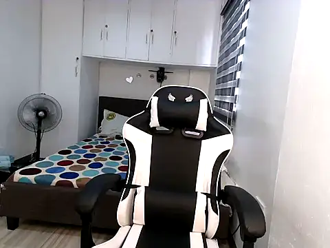 eattmebabyy online show from 11.28.25