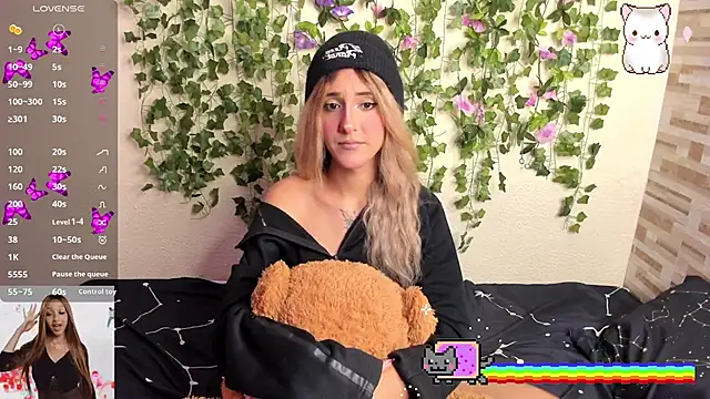 Snapshot of Amy_Moonlight chatting on 10.19.25 Amy Moonlight online show from 10.19.25